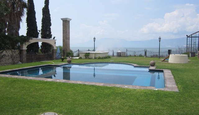 BEAUTIFUL VILLA BYE THE LAKE