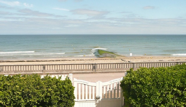 BEAUTIFUL VILLA OF 400 M2 THE WATERFRONT