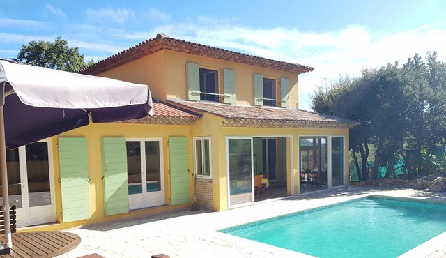 Beautiful villa of character on bike path and green zone.