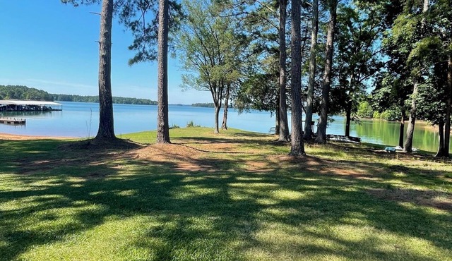 Beautiful villa on Lake Hartwell, stunning views, large deck for family to enjoy