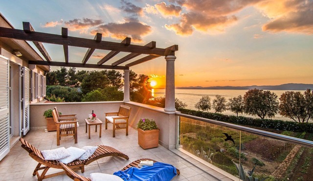 Beautiful villa on the island of Brac with infinity pool, beach at 30 meters