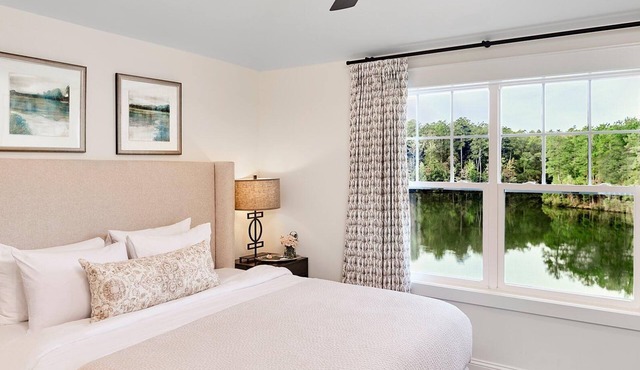 Beautiful Villa Overlooking Lunker Lake w/Kitchenette & WiFi - Pet Friendly