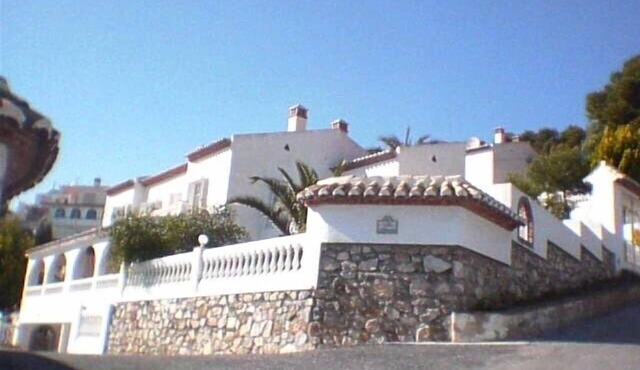 Beautiful villa, panoramic views of sea and mountains, close to town