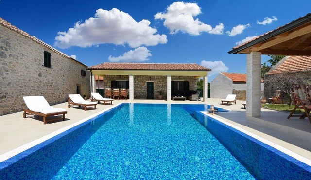 Beautiful Villa Petra with Summer Kitchen and Pool