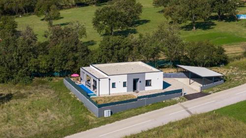 Beautiful Villa Rhapsody with pool in Buzet