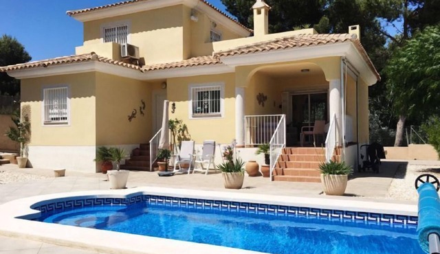 Beautiful Villa, Sleeping up to 6 guests with Private Pool and WiFi Access