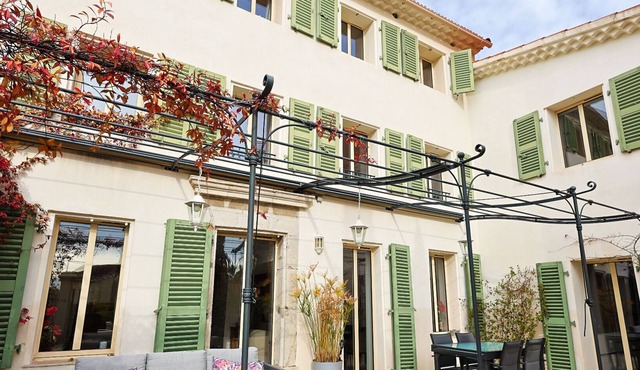 Beautiful villa, sleeps 10, a stone's throw from the Mourillon beach