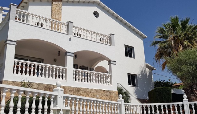 Beautiful villa, swimming pool, tennis court, basketball court, garden, sea view, near beaches