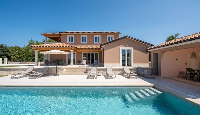 Beautiful Villa Vita for a holiday with private pool and BBQ for 6 guests