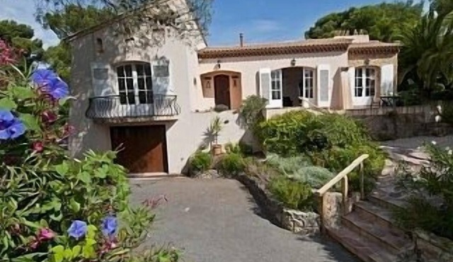 Beautiful Villa With Private Pool Set In Mature Gardens