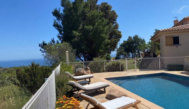 Beautiful villa with exceptional sea view and secure swimming pool