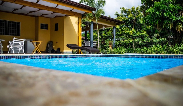 Beautiful Villa with heated Picuzzi and views of the mountains.