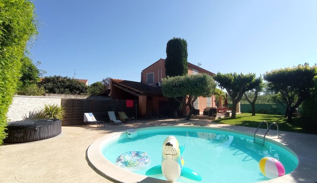 Beautiful villa with pool and spa, sleeps 7