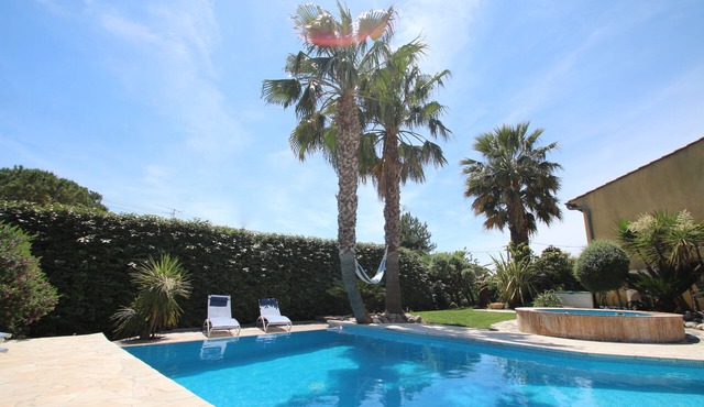 Beautiful villa with garden, swimming pool and jacuzzi close to all amenities