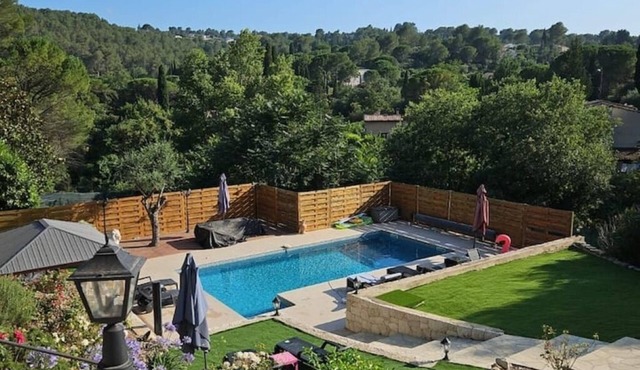 Beautiful villa with air-conditioned pool in a quiet location
