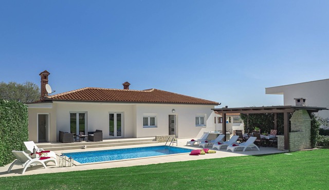 Beautiful * villa with heated pool, summer kitchen, WiFi, grill, fitness, 1.5 km from the sea