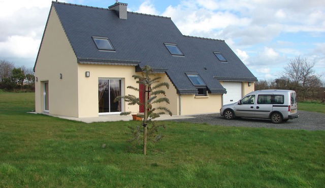 Beautiful Villa with large park between land and sea