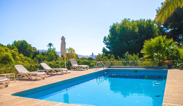 Beautiful villa with pool, barbeque, large garden, and fantastic sea views.