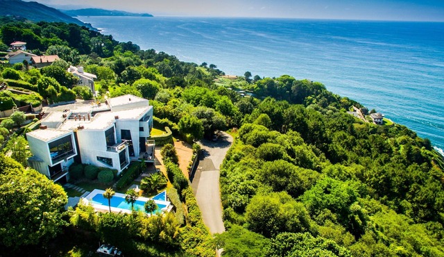 Beautiful villa with panoramic views of the sea Amezti 58
