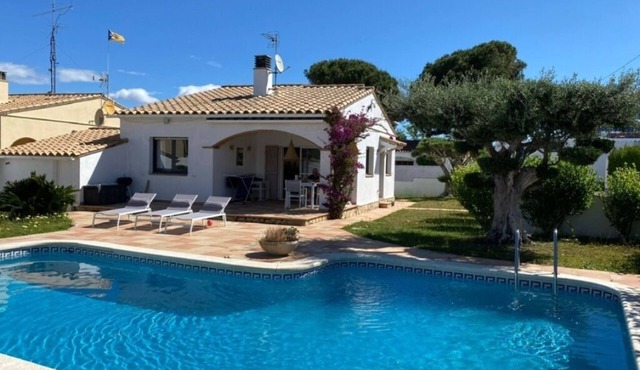 Beautiful villa with pool 10 minutes walk from the beach for 6 people!
