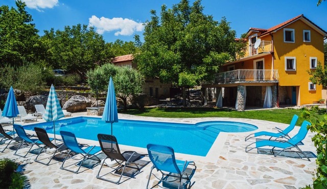 BEAUTIFUL VILLA WITH PRIVATE SWIMMING POOL AND OUTSIDE BARBICUE NEAR MAKARSKA