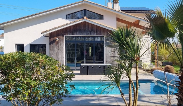 Beautiful villa with pool in the heart of Cestas