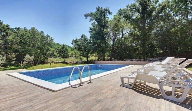 Beautiful villa with private pool and parking for 5 cars