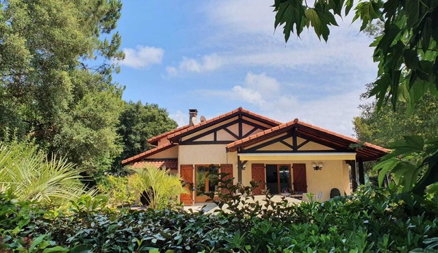 Beautiful villa with swimming pool, fronton and mini-tennis in a residential area