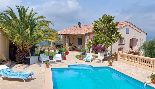 Beautiful villa, with swimming pool not overlooked, for rent in a green setting