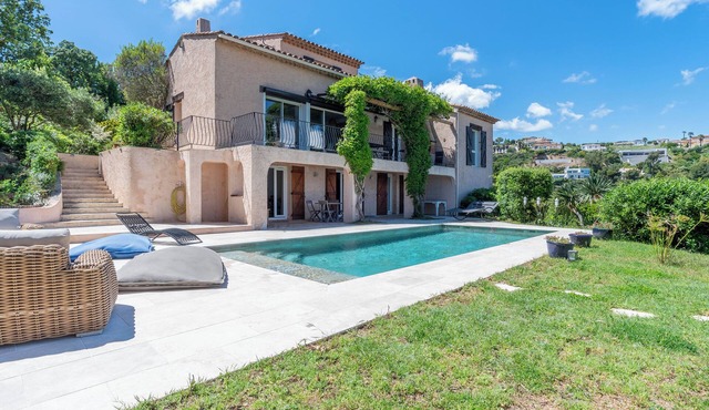 Beautiful villa with sea view, private heated pool, sleeps 12 max. 4 stars,