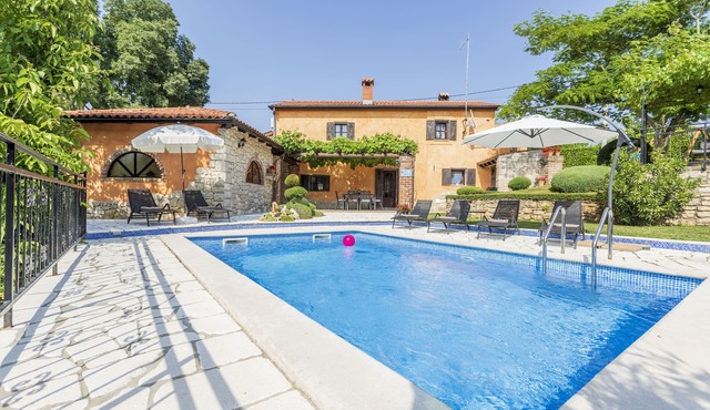Beautiful villa with swimming pool, grill, free WiFi, washing machine