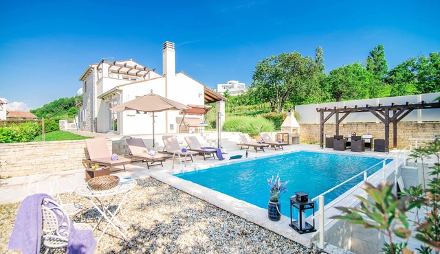 Beautiful villa with swimming pool, grill, wifi, PlayStation 3, free WiFi