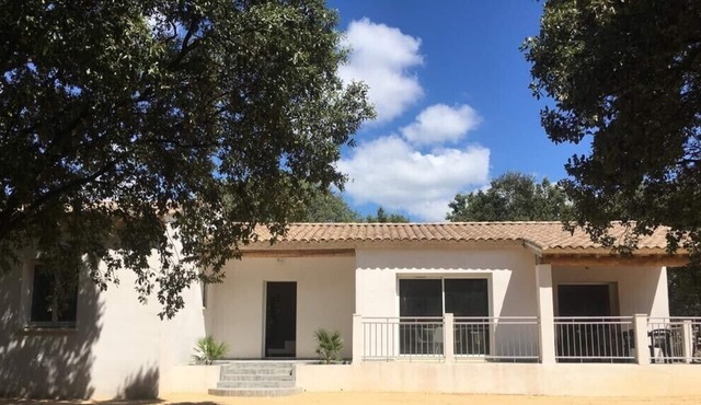 Beautiful villa with swimming pool for 10 people near Uzès.