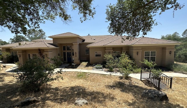 Beautiful Villa with Treetop views south of Yosemite