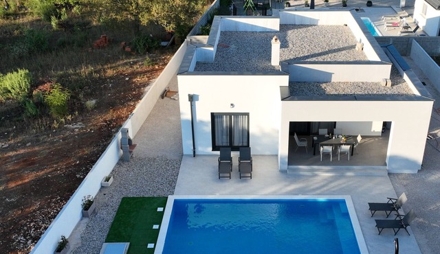 Beautiful Villa Zara Blu with pool