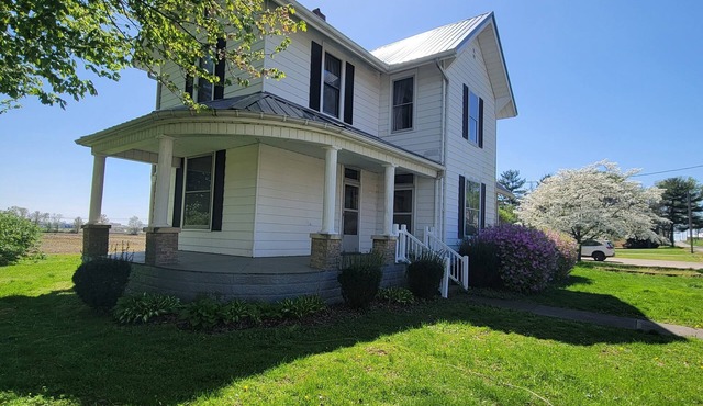 Beautiful Vintage Farmhouse, Sleeps 12, Cozy Serene Getaway!