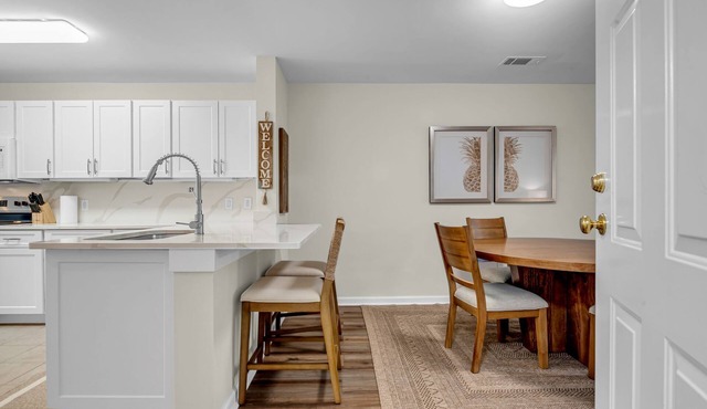Beautiful VIP 2/2.5 Townhome in the heart of Bluffton. Walk or bike to Town.