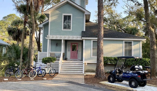 Beautiful waterfront home across from pool, newly renovated private neighborhood