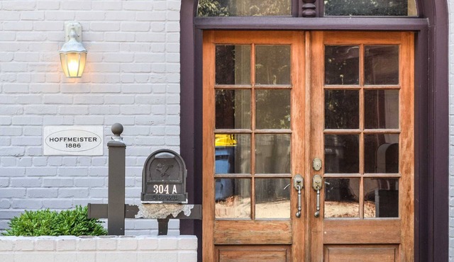 Beautiful Walk-able 3 Bedroom Downtown Condo With 7 Beds