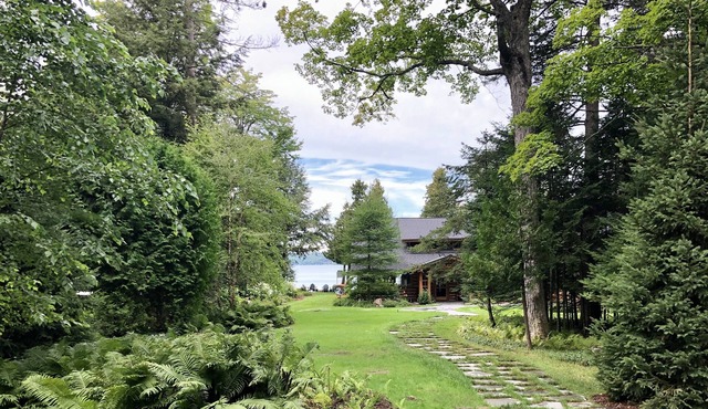 Beautiful Walloon Lake Cottage with Guest House