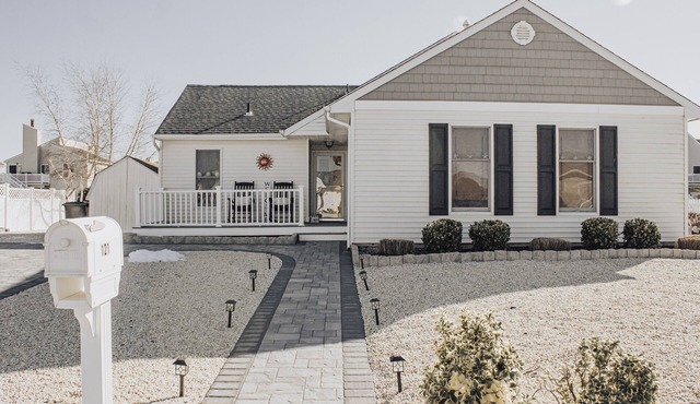 Beautiful waterfront summer getaway-7 minutes to beach!