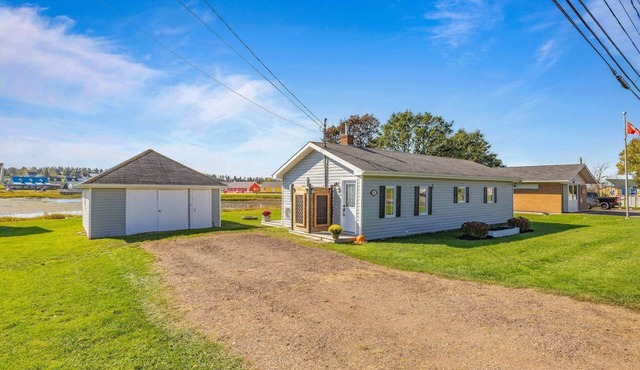 Beautiful Waterfront Cottage in the Heart of St. Peters Bay