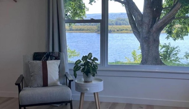 Beautiful Waterfront House on Annapolis River; 5 mins from Bridgetown!