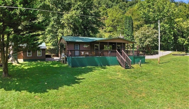 Beautiful water front cabin in charming Pearisburg with all amenities.