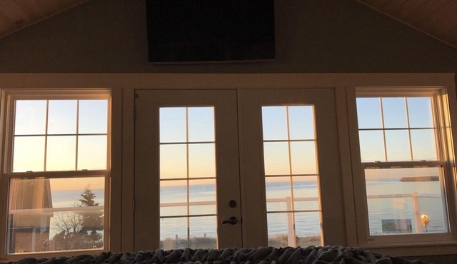 Beautiful water front beach-house in picturesque Victoria-By-The-Sea