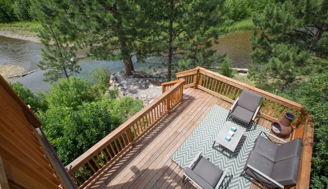 Beautiful water front cabin sleeps four. Just 30 minutes from Missoula airport.
