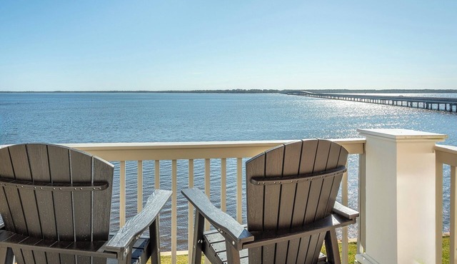 Beautiful Waterfront, Pool, Private Hot Tub, Golf Cart, Kayaks, Bikes & Tennis
