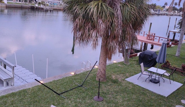 Beautiful Waterfront apartment 2 bdrm: sand, Beach