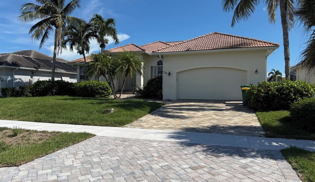 Beautiful Water View, 7-min Bike/20-min walk to Beach, 3-min Walk to Restaurants