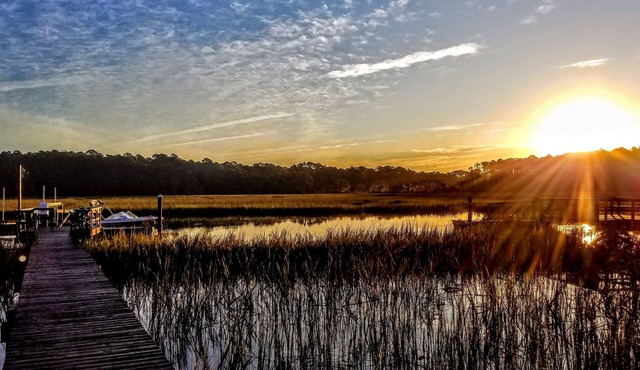 Beautiful Water Views, Huge Yard, Boat Dock, Private, Quiet, Minutes to Beaufort